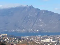 Grand Appartement Avec vue sur lac et Proche Montagne , Idéal Pour une Famille