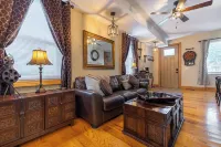 Amazing! 2 Bed Townhouse in the HEART of Dbq!