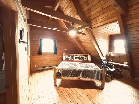 Romantic,Cozy Log Cabin, Hot Tub, WiFi, pool table