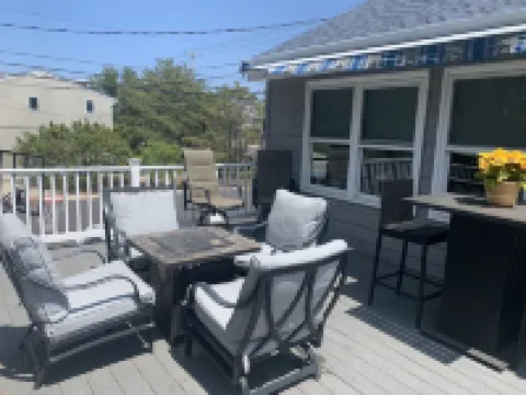 Sunrise or Sunset, 2 blocks from the beach and 1 block from the Bay!