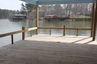 Family Lake Getaway/Fisherman's Paradise with private boat ramp