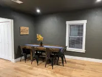 Premium Accommodations for up to 6 people in the heart of Downtown Greensburg Отели рядом с достопримечательностью «Гайд Парк Плаза»