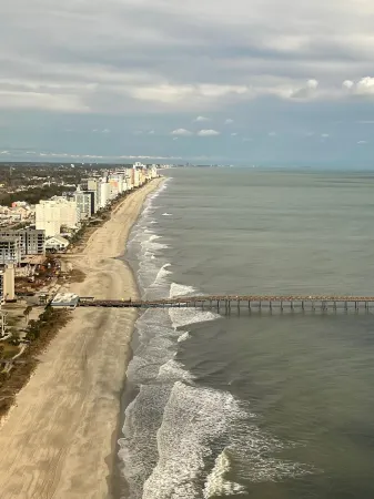 Luxurious Legends Golf Course Condo Отели в г. Ред Хилл