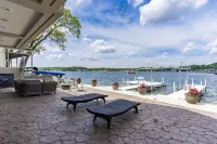 Luxury Lakefront Home on Lake James - 4 tähden