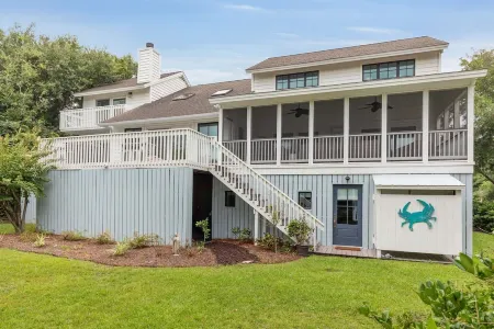 BEAUTIFUL HOME JUST STEPS TO BEACH! Perfect 6 BR Family Home - 3 Master Suites! Отели в г. Айл оф Палмс