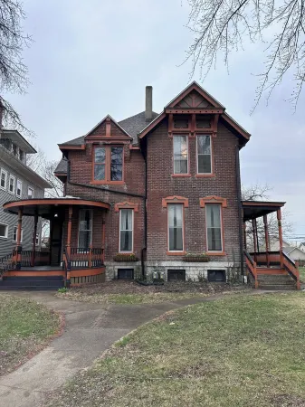 Gorgeous apt marble bath & kit 2 min from downtown 5 min to Dayton university