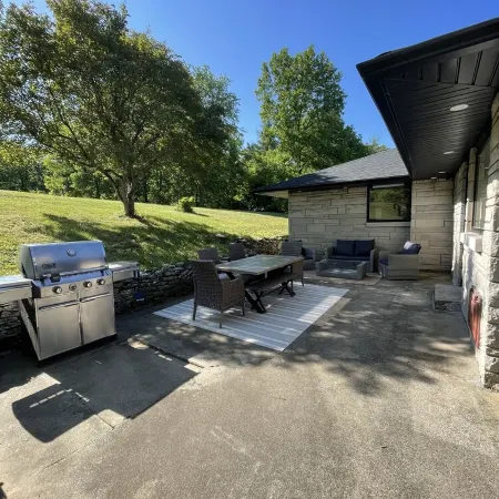 Newly renovated spacious private farmhouse 5 min from lake.