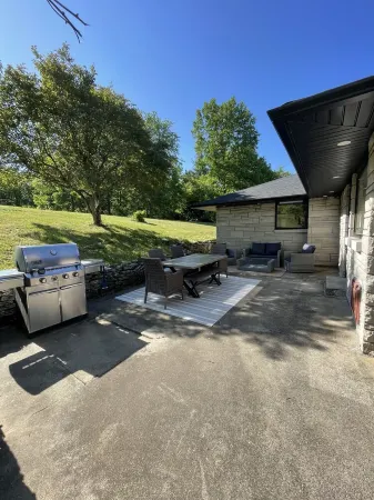 Newly renovated spacious private farmhouse 5 min from lake.