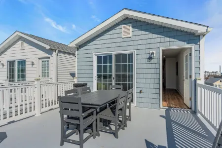 1/2 Block 2 Beach, Rooftop Balcony, Linens + Towels included.