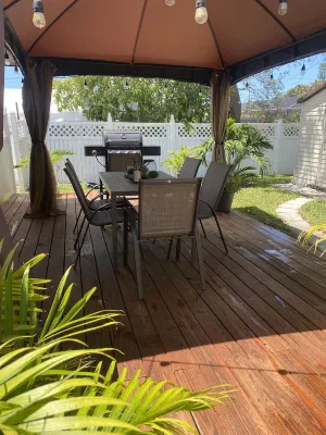 Perfect home away, modern amenities, ~ Heated Pool ~ Close to S. Venice Beach