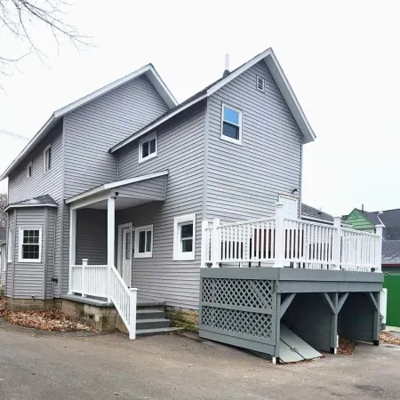 Cozy second floor unit in the heart of Downtown Charlevoix, 1BR / 1BA sleeps 4