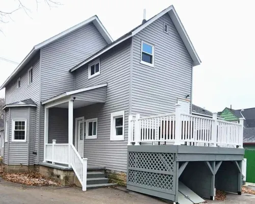 Cozy second floor unit in the heart of Downtown Charlevoix, 1BR / 1BA sleeps 4 Hotels in Charlevoix