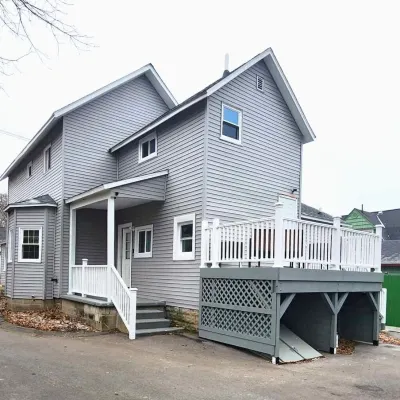 Cozy second floor unit in the heart of Downtown Charlevoix, 1BR / 1BA sleeps 4