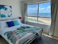 Absolute Beachfront With Exclusive Rooftop Hôtels à : 
