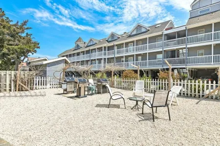 *3rd to Beach*Available:OCT Nov. *Clean*Updtdvictorian*Across Veterans Park