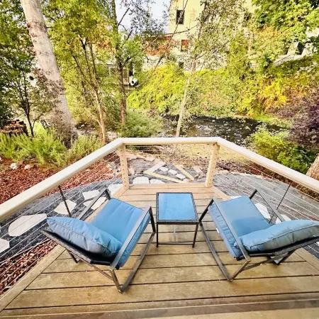 The Shamrock Creekside Cottage- ONE BLOCK FROM DOWNTOWN & on the CREEK!