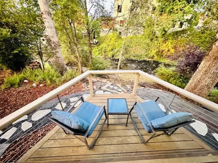 The Shamrock Creekside Cottage- ONE BLOCK FROM DOWNTOWN & on the CREEK!