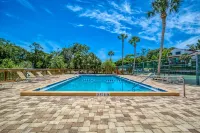 Newly Updated 2 Bed/1.5 Bath Townhome-3 Minute Walk to Beach-Best Deal Around!!