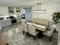 King size bed and 7 min away from Cielo Vista, El Paso's airport and Fort Bliss!