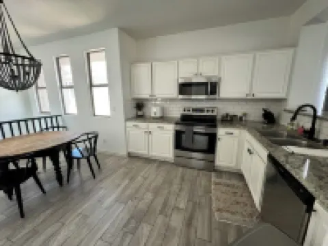 3-bedroom condo in beautiful Scottsdale with AC, WiFi, fitness room