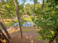 Treetop & Waterfront! Quiet Cove, Hot Tub, Kayaks, Game Room and more