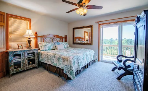 Pet Friendly, fenced in Yard and Huge Pool! Sound Views, 2 min walk to Ocean