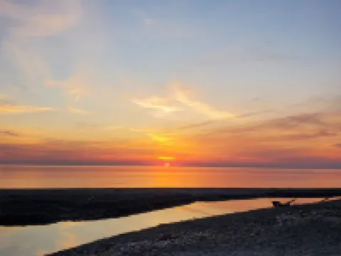 Steps from the beach,  Lakeview with Hot Tub Dunkirk otelleri