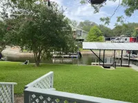 Waterfront 5/3 roomy home, constant level Lake LBJ, jet ski ramp & covered porch