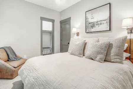 Modern and Luxurious, Spacious home w/ private hot tub + mountain views Отели в г. Грэнби