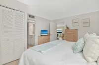 Marco Island Views - 4th floor - Sunrises overlooking Marco River/Jolley Bridge Frank E. Mackle Jr. Community Park附近的飯店
