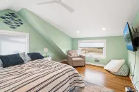 Cozy newly Renovated Beach House walking distance to beach and restaurants.