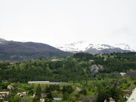 Large apartment on the 2nd floor in a townhouse