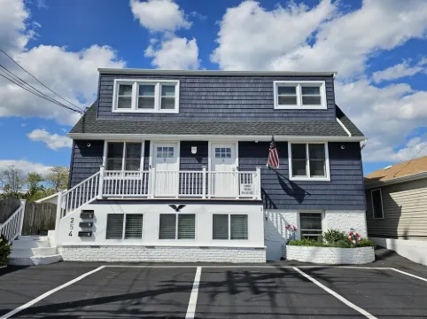 Beachy Chic 1 Bed - Great Location + Parking