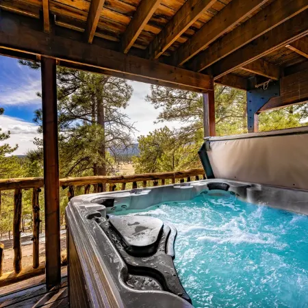 ENCHANTED CIRCLE LODGE-AWESOME MOUNTAIN VIEWS WITH HOT TUB AND SAUNA!