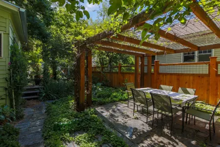 Historic Charming Bungalow in the Heart of Old Town Отели рядом с достопримечательностью «Horsetooth Reservoir»