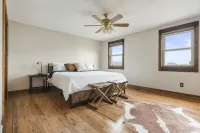 Amazing views, hot tub/outdoor fireplace, countryside, farm with calves & goats.