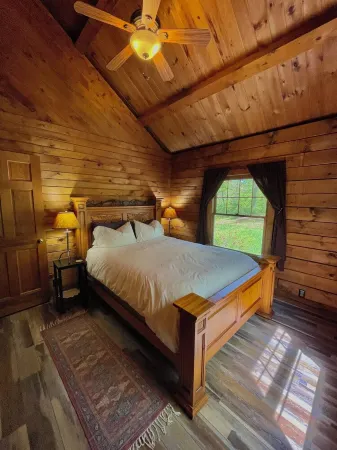 Private Cabin with Pond on Family Farm Отели в г. Сент-Клэр