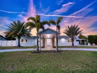 Relaxing Apollo Waterfront Retreat I Pool l Spa l Dock I Firepit Hotels in Apollo Beach