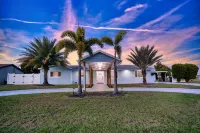 Relaxing Apollo Waterfront Retreat I Pool l Spa l Dock I Firepit