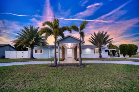 Relaxing Apollo Waterfront Retreat I Pool l Spa l Dock I Firepit Отели в г. Apollo Beach