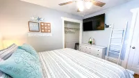 Hot Tub, Game Room, Only 2 Blocks from the Lake!
