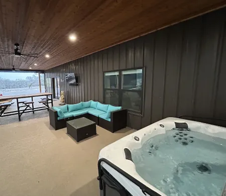 Perfect Couple’s Getaway in Luckenbach Tx Hot tub Pool Отели рядом с достопримечательностью «Грейп Крик Вайнярдс»