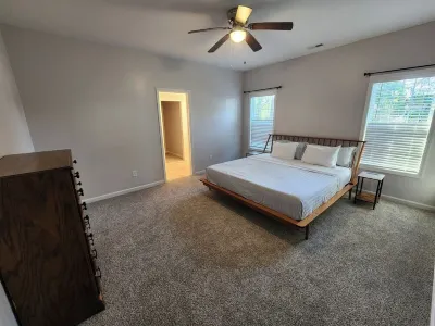 5 minutes to Main Gate Lejeune AND 8 minutes to New River Gate Hotels near Sturgeon City Park