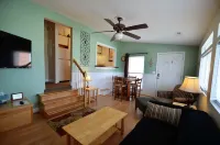 Isle of Palms One Bedroom Condo 1/2 block Front Beach fun