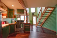 Unique Outdoorman's Dream! 25 Minutes to Chattanooga! Full Kitchen! Unique Stay