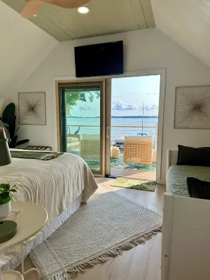 The Lakeview w/ the BEST location & views!  Newly remodeled Lakefront home! 🌴
