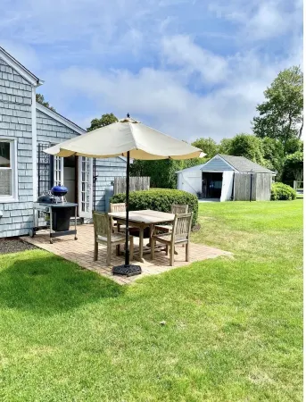 Southampton Beach & Town Cottage Отели рядом с достопримечательностью «Cryder Beach»