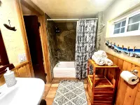 Cozy Yosemite Retreat • Private Hot Tub • BBQ • 2 Mi from Yosemite Hotels in Fish Camp
