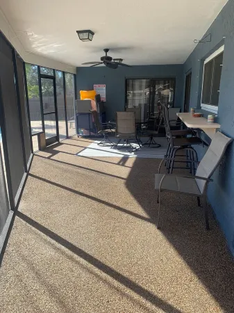 3-bedroom vacation home just 10 minutes from Honeymoon Island - Heated Pool Отели рядом с достопримечательностью «Pop Stansell Park»