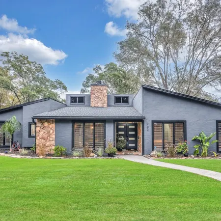 Beautiful Lake getaway with pool, upgraded, pet friendly with lots of extras!!